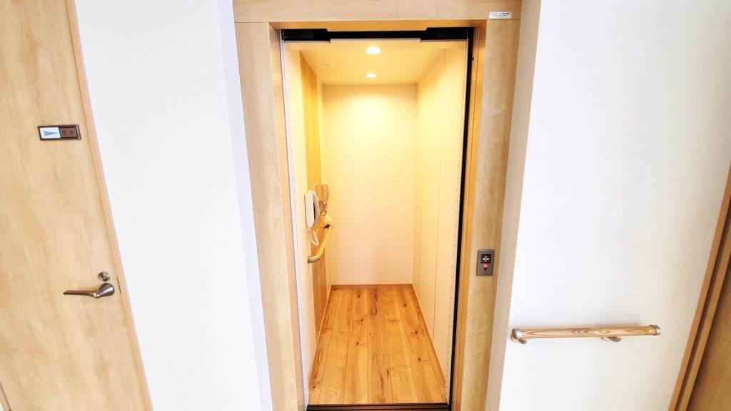 森の明－エレベーター