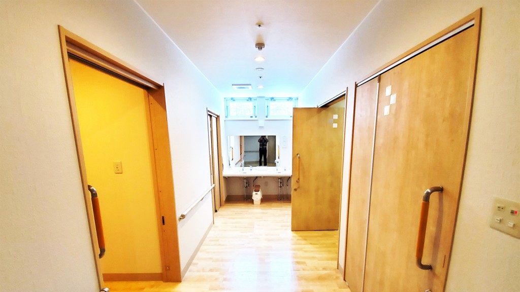 森の明－トイレ（外側）